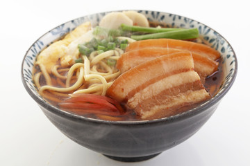沖縄伝統の三枚肉そば