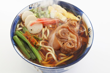 沖縄伝統の豚足テビチそば