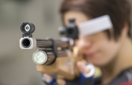 Sch&uuml;tzin mit Luftgewehr
