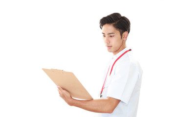 真剣な表情の医師
