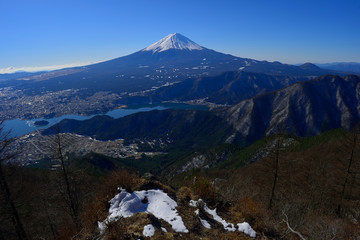 御坂山地中藤山付近からの冬の青空富士山