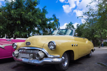 Amerikanischer gelber Buick Super Eight Cabriolet Oldtimer parkt in Havanna Kuba - Serie Kuba Reportage