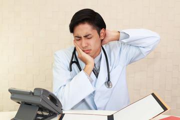 頭痛を訴える医師
