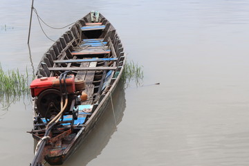Wooden fishing boat ancient  in river :Select focus with shallow depth of field.