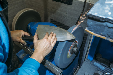 Craftsman sharpener locksmith working - Powered by Adobe