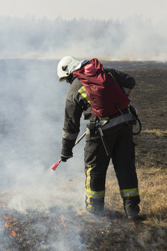 picture of firefighters battle a wildfire