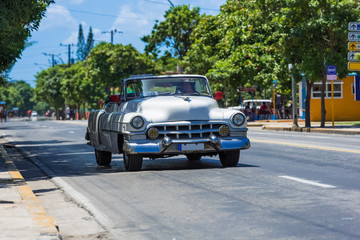 Weisser Chevrolet Cabriolet Oldtimer auf der Straße in Varadero Kuba - Serie Kuba Reportage