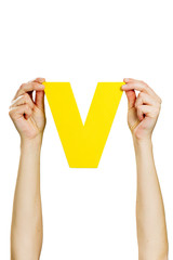 Hände halten Buchstaben - V