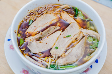 noodle duck with lime and onion on table