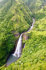 Luftaufnahme der Manawaiopuna Falls, bekannt aus Jurassic Park, in den Bergen auf Kauai, Hawaii,...