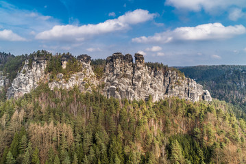 Gipfel und Wälder im Elbsandsteingebirge in der Sächsischen Schweiz in Deutschland