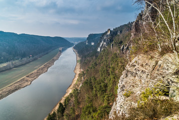Fototapeta na wymiar Elbe fließt in der sächsischen Schweiz entlang dem Elbsandsteingebirge