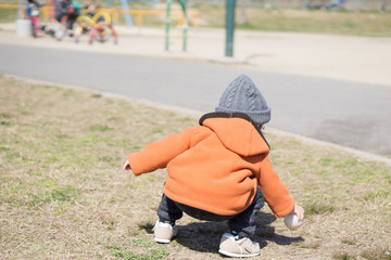 子供　遊ぶ　後ろ姿