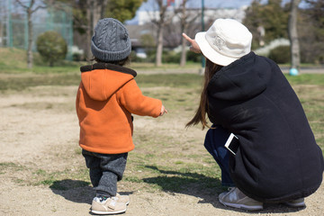 親子　遊ぶ　後ろ姿