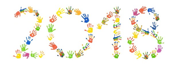 Jahreszahl 2018 aus bunten Abdrücken von Kinderhänden, zum Jahreswechsel/ Neujahr/ neuen Jahr