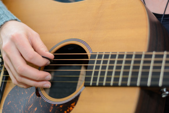 Gitarre spielen, rechte Hand - Nahaufnahme