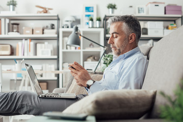 Obraz premium Businessman working at home