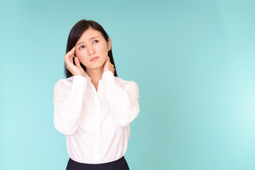 頭痛を訴える女性