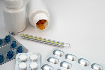 Медицина и здоровье: таблетки, медицинские препараты, лекарства, градусник, кабинет врача, поликлиника, больница
