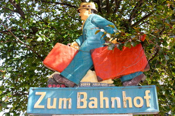 Zum Bahnhof