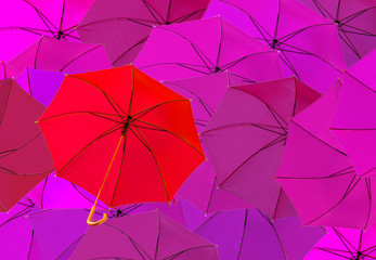 parasol rouge sur fond de parasols violine