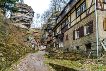 Fototapeta na wymiar Lost-Place-Dorf am Waldrand im Elbsandsteingebirge in der sächsischen Schweiz in Deutschland