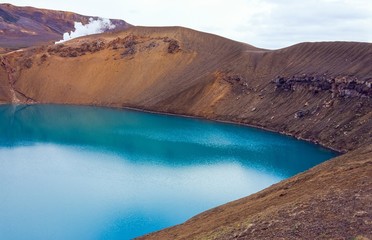 Krater Stora Víti mit Maar, im Hintergrund aufsteigender Dampf, Krafla-Vulkansystem, bei Leirhnukur, Myvatn-Region, Norðurland eystra, Island, Iceland, Europa © Carola Vahldiek