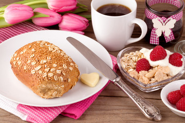 Frühlingshafter Frühstückstisch