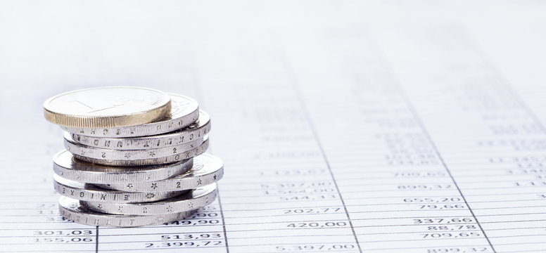 Ein Stapel Eurom&uuml;nzen auf einer Tabelle, Panorama, Hintergrund