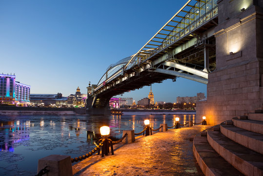 Киевский пешеходный мост в Москве