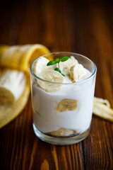 yogurt with bananas