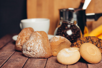 cupcakes sprinkled with powdered sugar, mug in the background