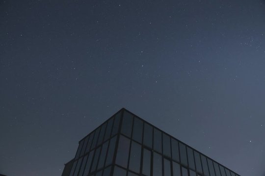 DiscoBall, time lapse &eacute;toiles refl&eacute;t&eacute;es sur batiment en verre