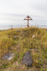 Fototapeta na wymiar Деревянный крест около Сосновой на Соловках