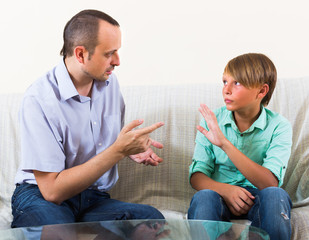 Obraz premium Father and son seriously talking at home.