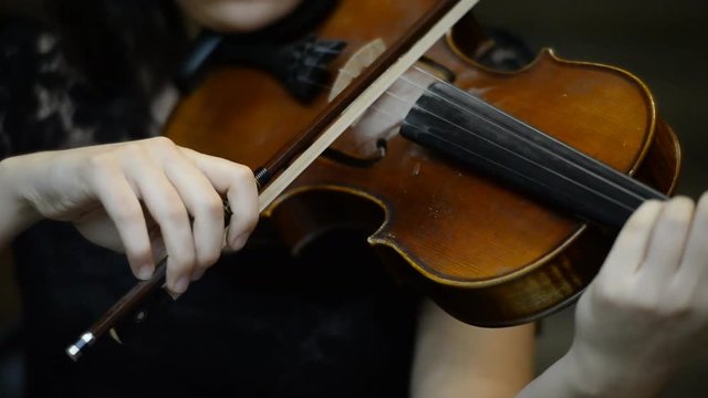 play the violin close-up 