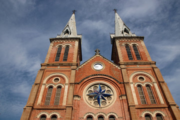 Obraz premium Notre-Dame Cathedral Basilica of Saigon in Ho Chi Minh City (Vietnam) against a blue sky