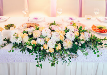 DECORATED TABLE WITH BEAUTIFUL FLOWERS IN THE ELEGANT RESTAURANT FOR THE PERFECT WEDDING