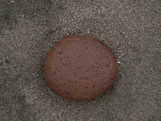 海岸に打ち上げられた赤い小石