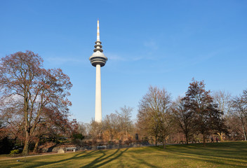 Mannheim: Fernmeldeturm mit Luisenpark