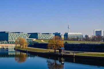 Fototapeta premium Berlin Regierungsgebäude, modernes Architektur mit Spree