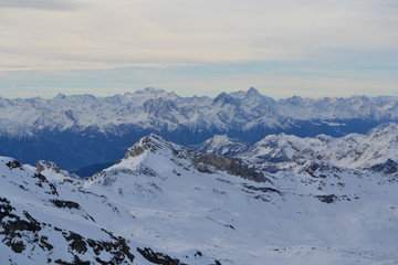 Sciare a Cervinia e alpi italiane inverno
