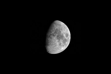 Naklejka premium Une photo détaillée de la Lune au premier quartier