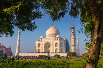 Obraz premium Taj Mahal on a bright and clear day