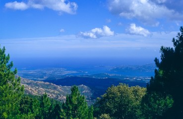 Wanderung im Wald von L'Ospédale / Forêt de L'Ospédale, Blick auf die Bucht von/ den Golfe de Porto-Vecchio / Portuvechju / Portivechju / Porto Vecchio, Corse-du-Sud, Korsika, Frankreich, Europa