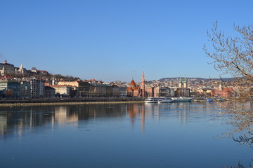 Fototapeta na wymiar Budapest Donauufer Buda von Kettenbrücke aus fotografiert