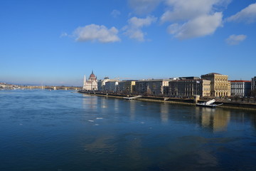 Die Donau und Budapest mit Parlamentsgebäude