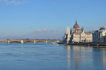 Obraz na płótnie Canvas Donauufer mit Parlamentsgebäude und Magaretbrücke