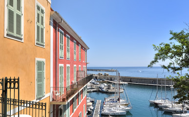 Fototapeta na wymiar façades d'immeubles colorées en bord de mer à Bastia - Corse 