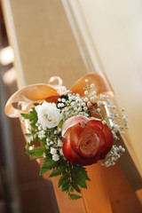 Bellissimo fiore rosso decorato e appeso su un banco